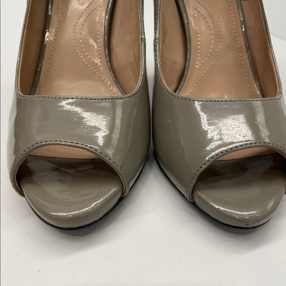 Tahari Grey Patent Heels - Picture 5 of 11